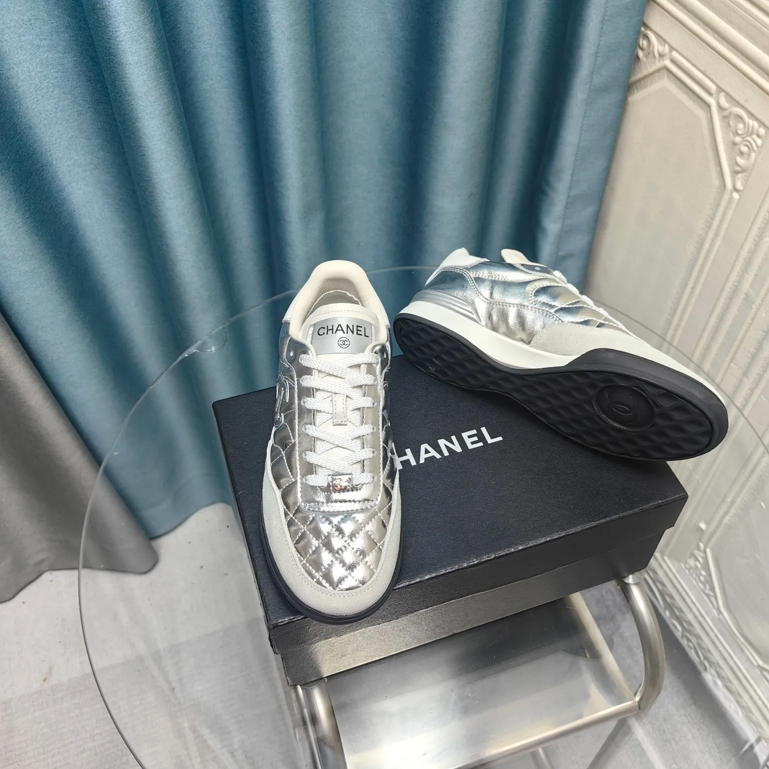 👟👟Ex-factory price 520👟👟 Chanel Chanel - 2024 counter top casual sports shoes This classic design; the upper is electro-embroidered with a variety of techniques; the outsole is fashionable and sporty; it is unusual to incorporate a variety of color matching elements... The diversified mix and match is very beautiful and versatile, casual, fashionable, sports and outdoor can be taken into account... ꫛꫀꪝ Go➫ Material: ❶Upper made of: Original imported mixed-breed sheep ❷Inside made of: original imported breathable sheepskin ❸Outsole based on: original TPU outsole Full set of boutique packaging for women 35–41